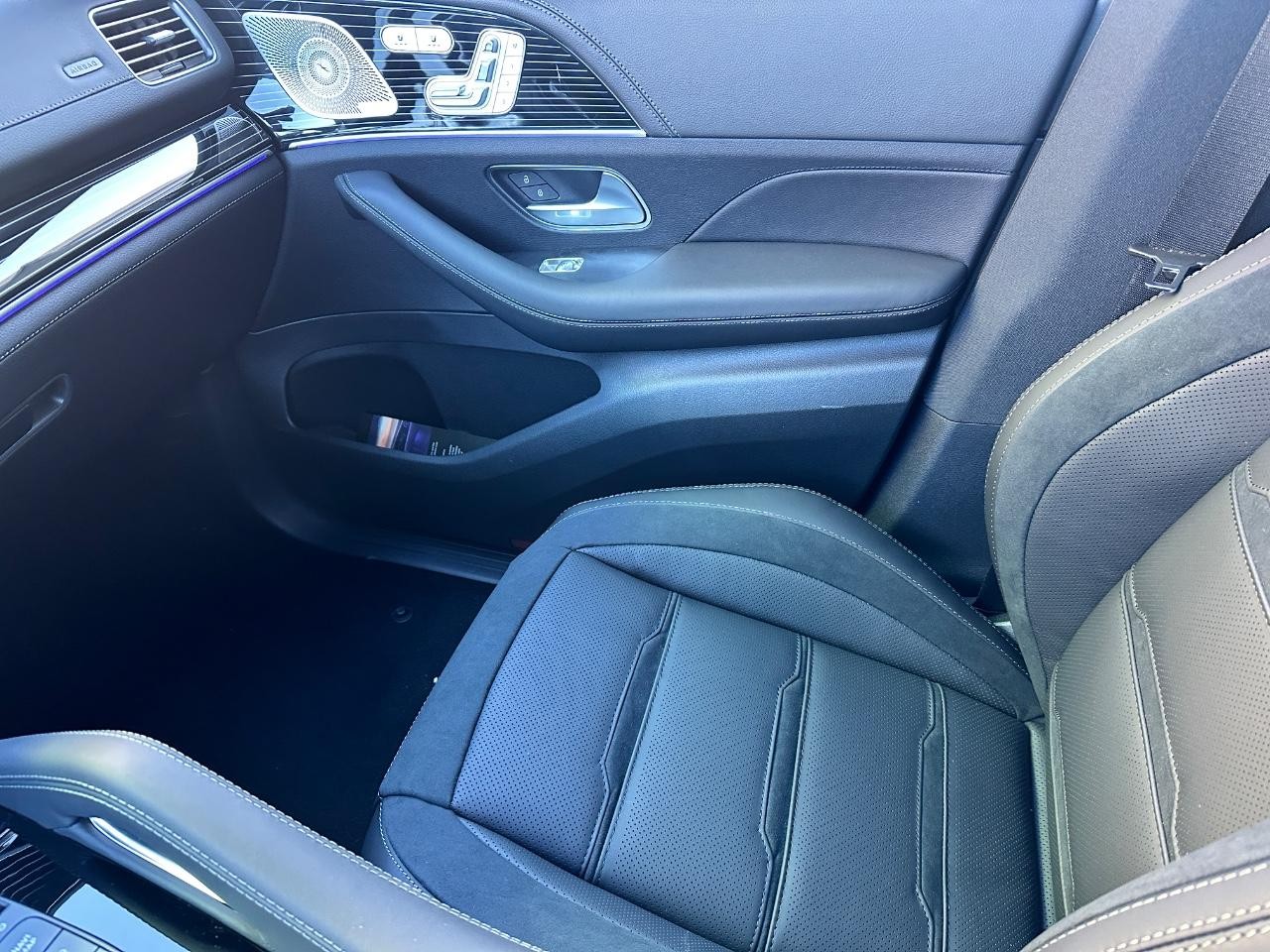 Mercedes-Benz GLE Vehicle Full-screen Gallery Image 24