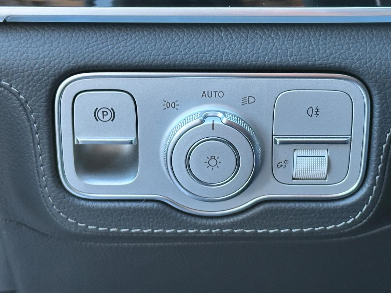 Mercedes-Benz GLE Vehicle Full-screen Gallery Image 27