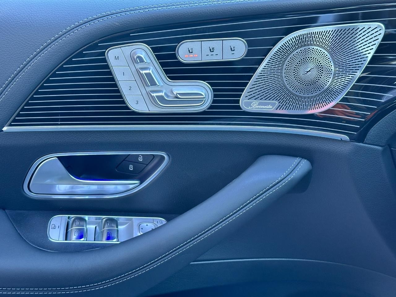 Mercedes-Benz GLE Vehicle Full-screen Gallery Image 28