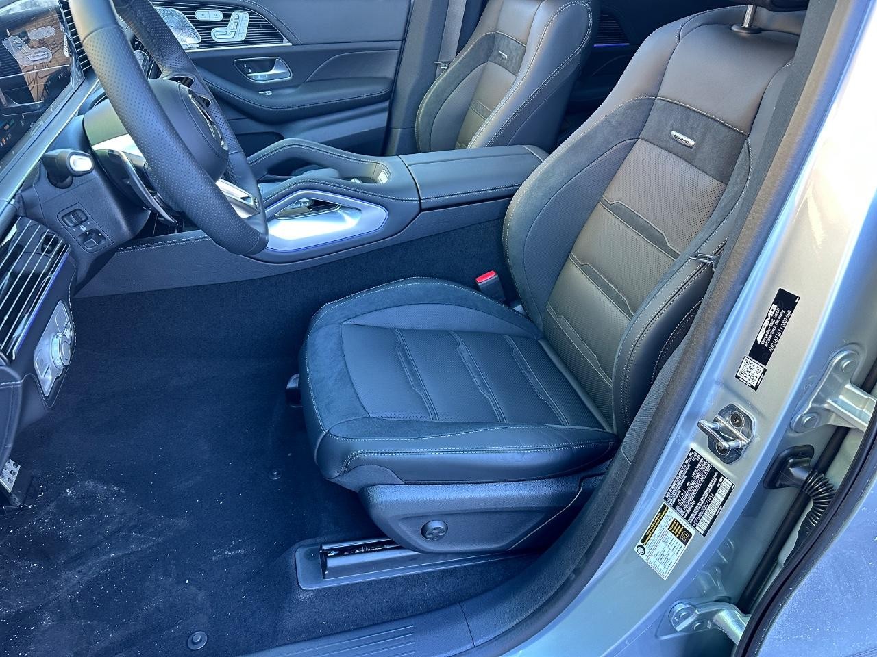 Mercedes-Benz GLE Vehicle Full-screen Gallery Image 31