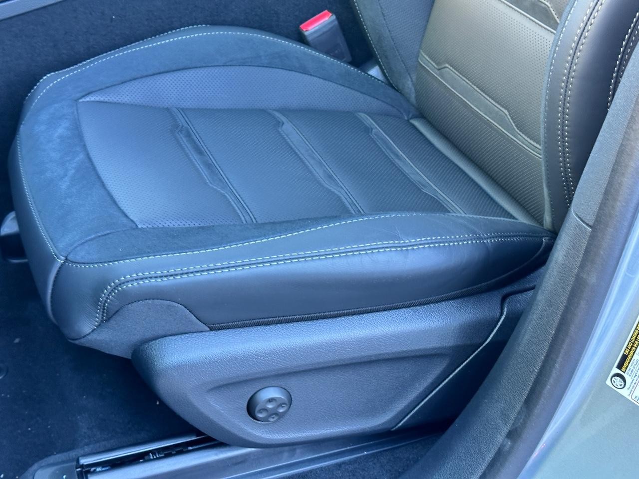 Mercedes-Benz GLE Vehicle Full-screen Gallery Image 32