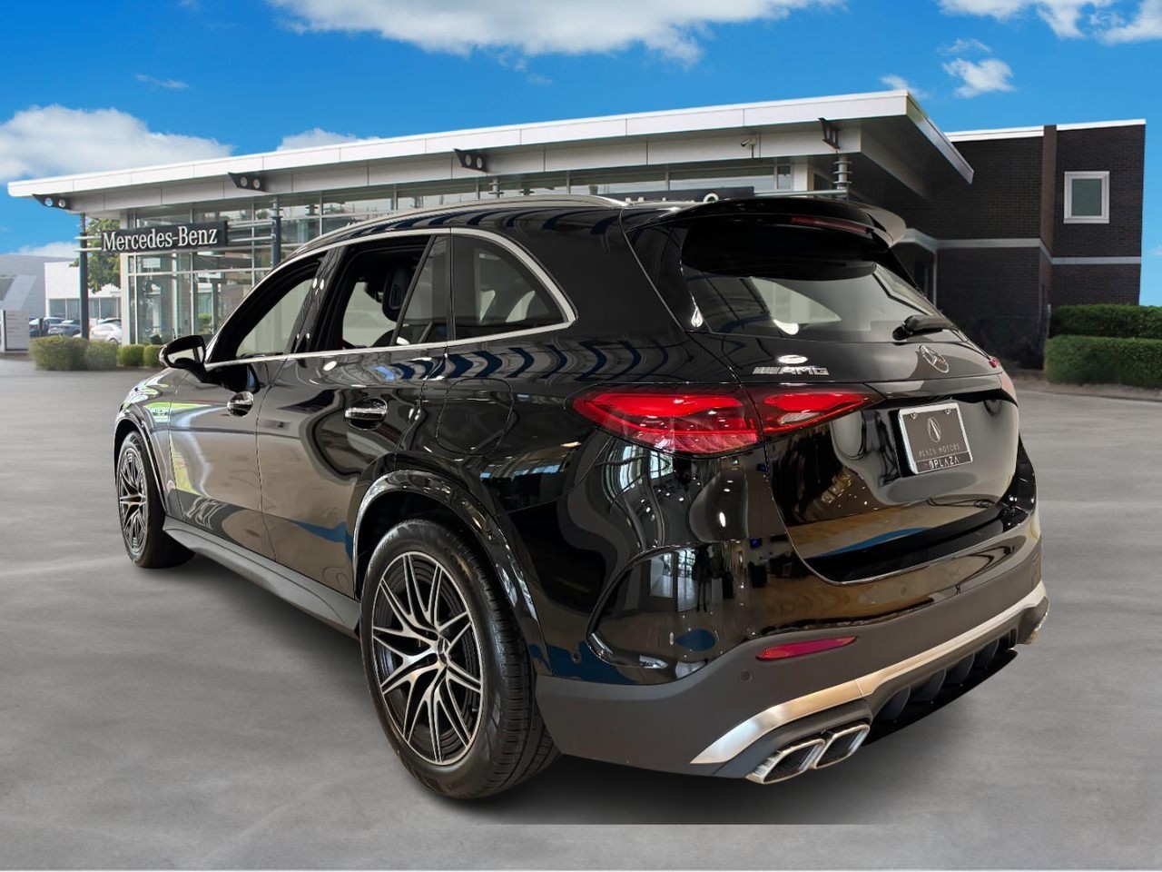 Mercedes-Benz GLC Vehicle Full-screen Gallery Image 2