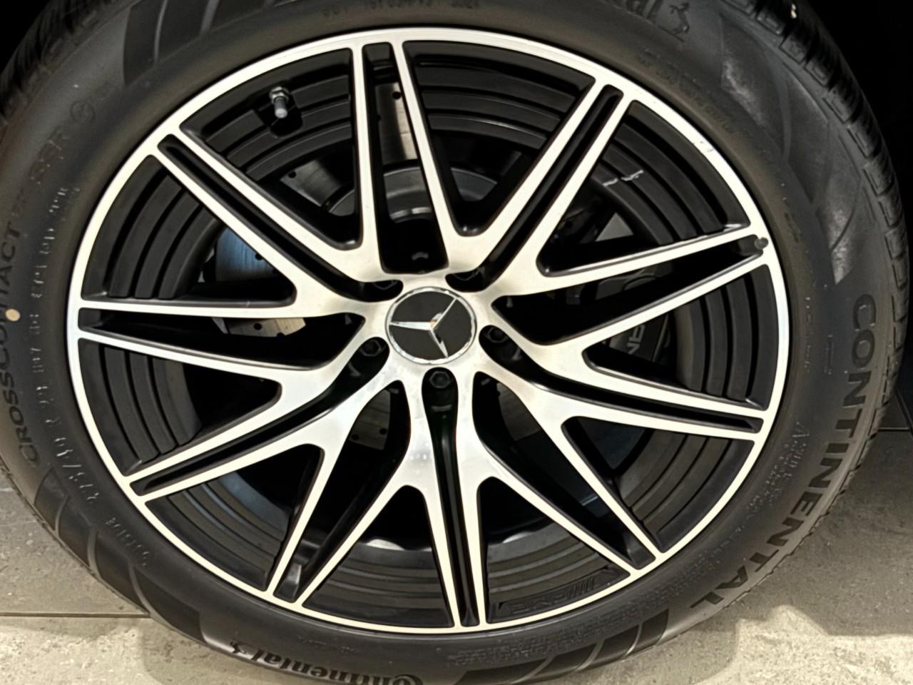 Mercedes-Benz GLC Vehicle Full-screen Gallery Image 5