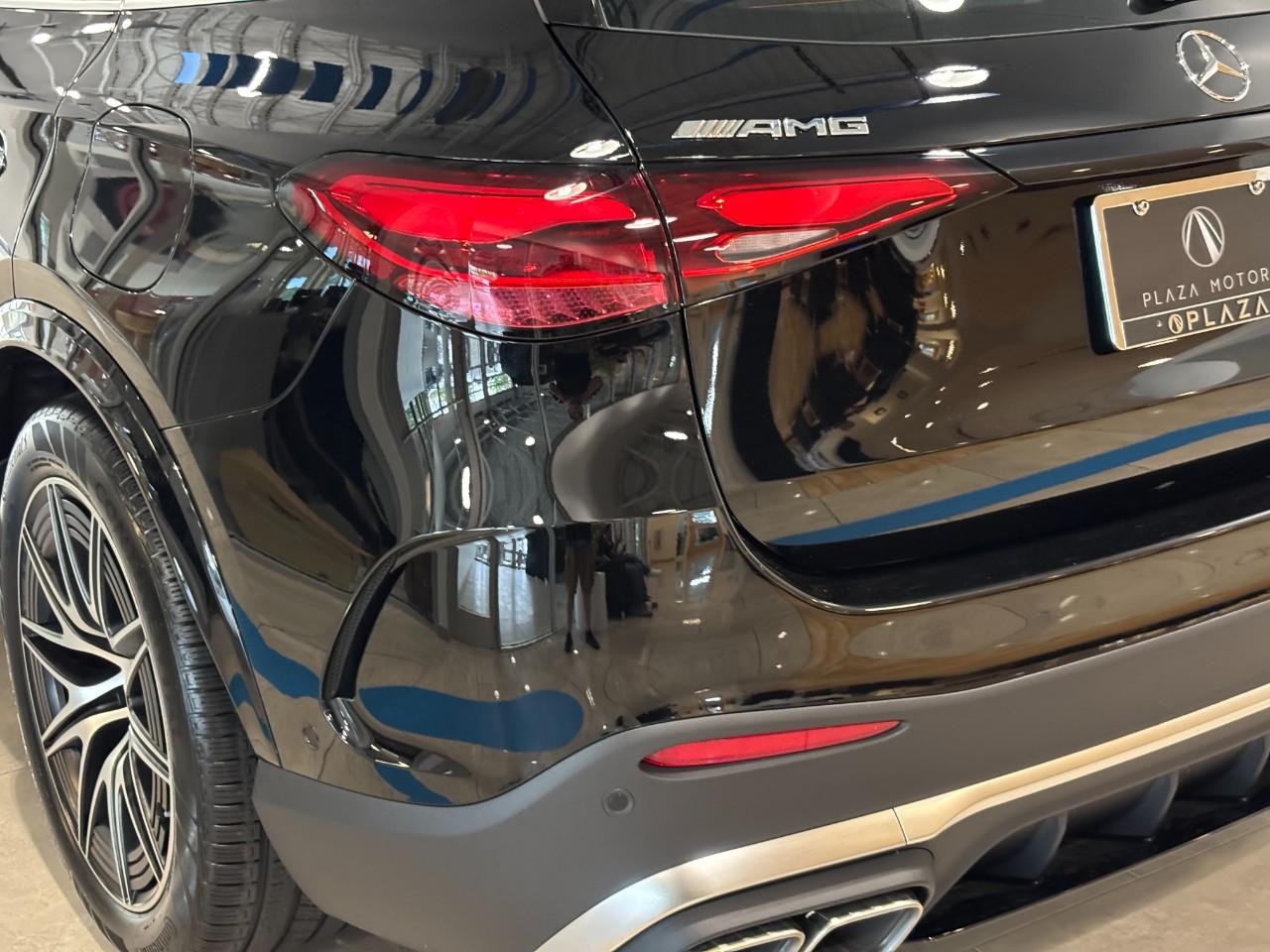 Mercedes-Benz GLC Vehicle Full-screen Gallery Image 10