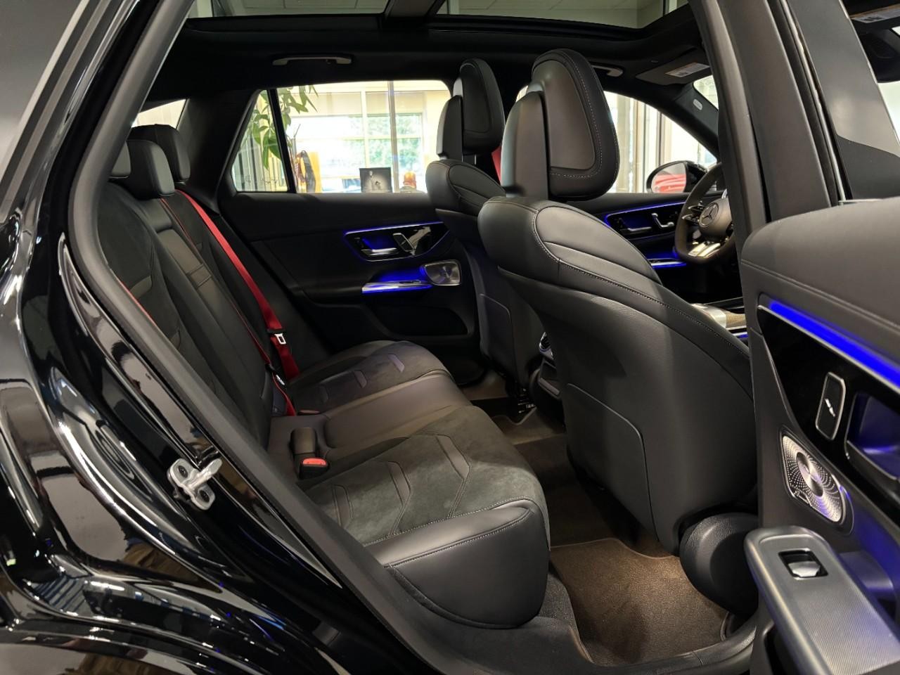 Mercedes-Benz GLC Vehicle Full-screen Gallery Image 12