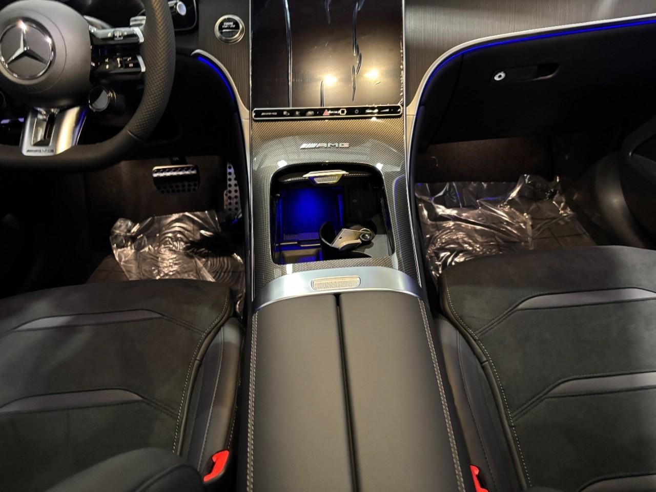 Mercedes-Benz GLC Vehicle Full-screen Gallery Image 16