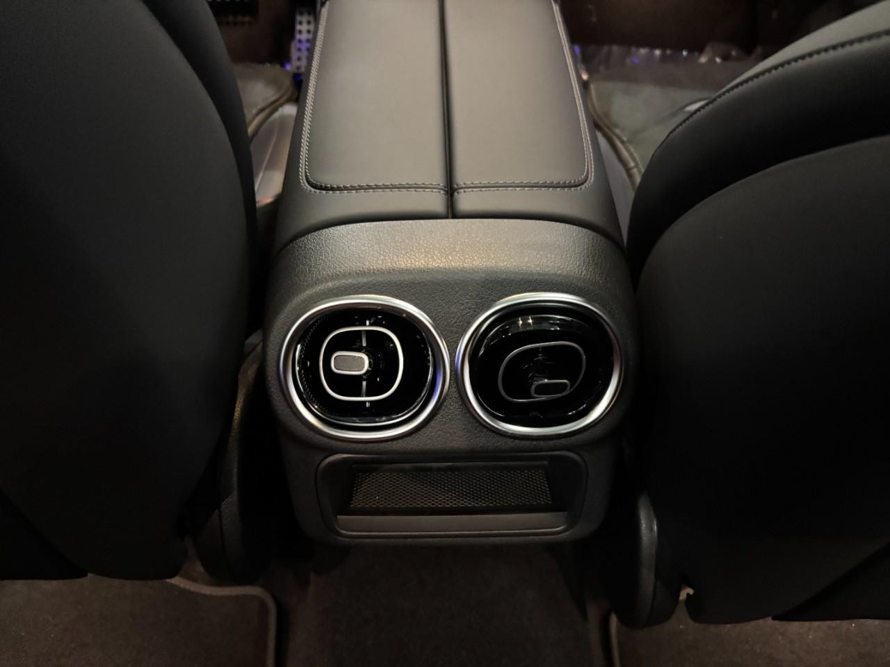 Mercedes-Benz GLC Vehicle Full-screen Gallery Image 17