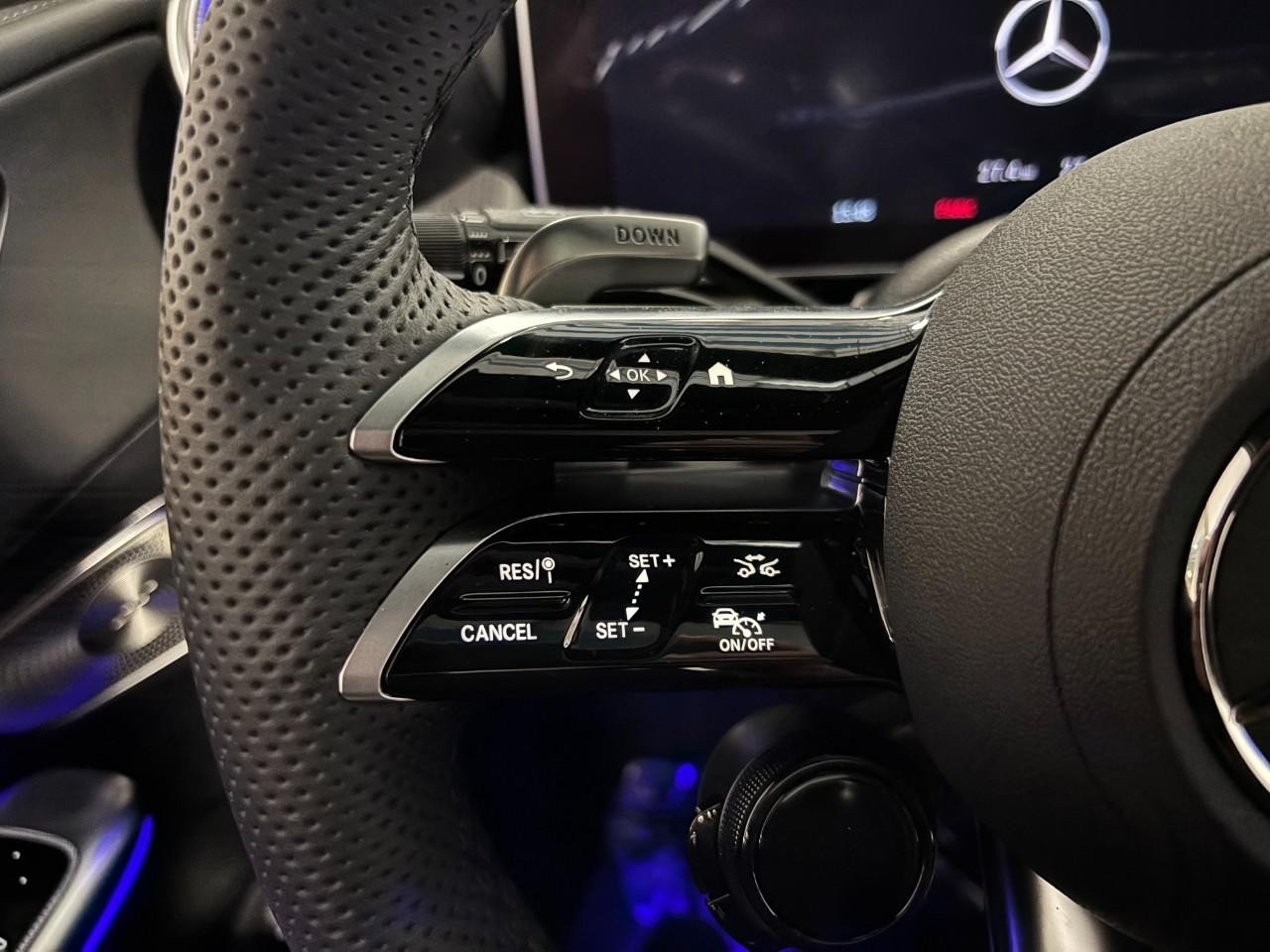 Mercedes-Benz GLC Vehicle Full-screen Gallery Image 20