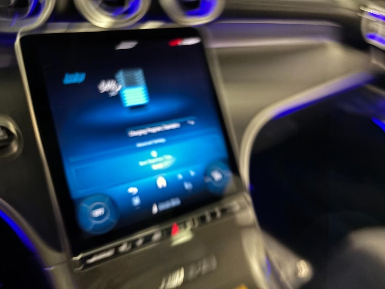 Mercedes-Benz GLC Vehicle Full-screen Gallery Image 27