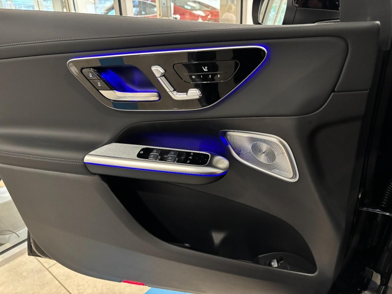 Mercedes-Benz GLC Vehicle Full-screen Gallery Image 29