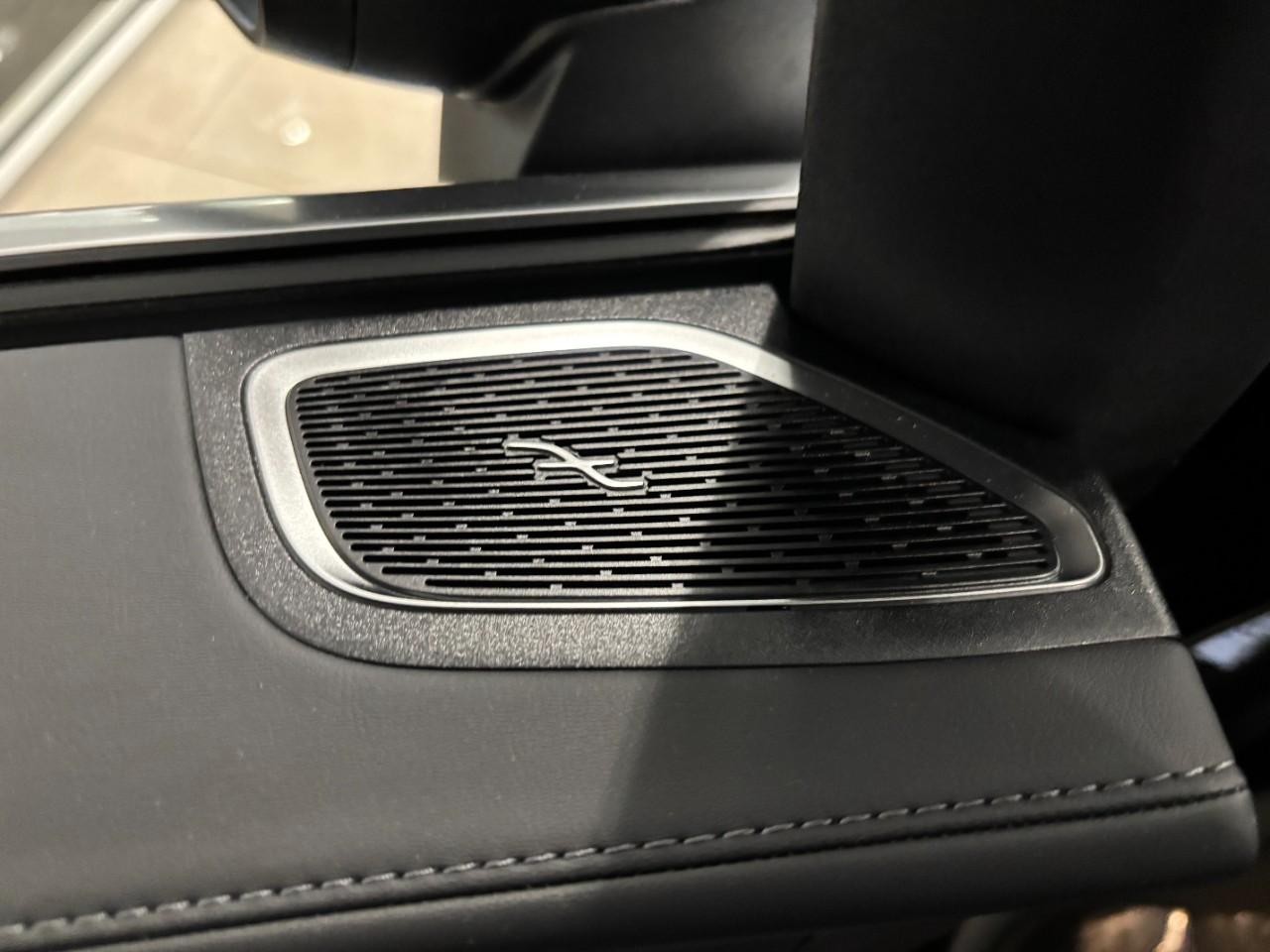 Mercedes-Benz GLC Vehicle Full-screen Gallery Image 30