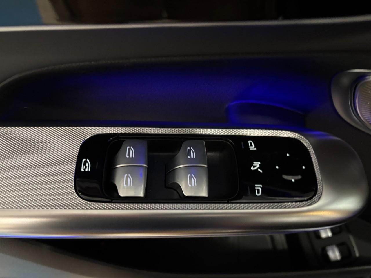 Mercedes-Benz GLC Vehicle Full-screen Gallery Image 33