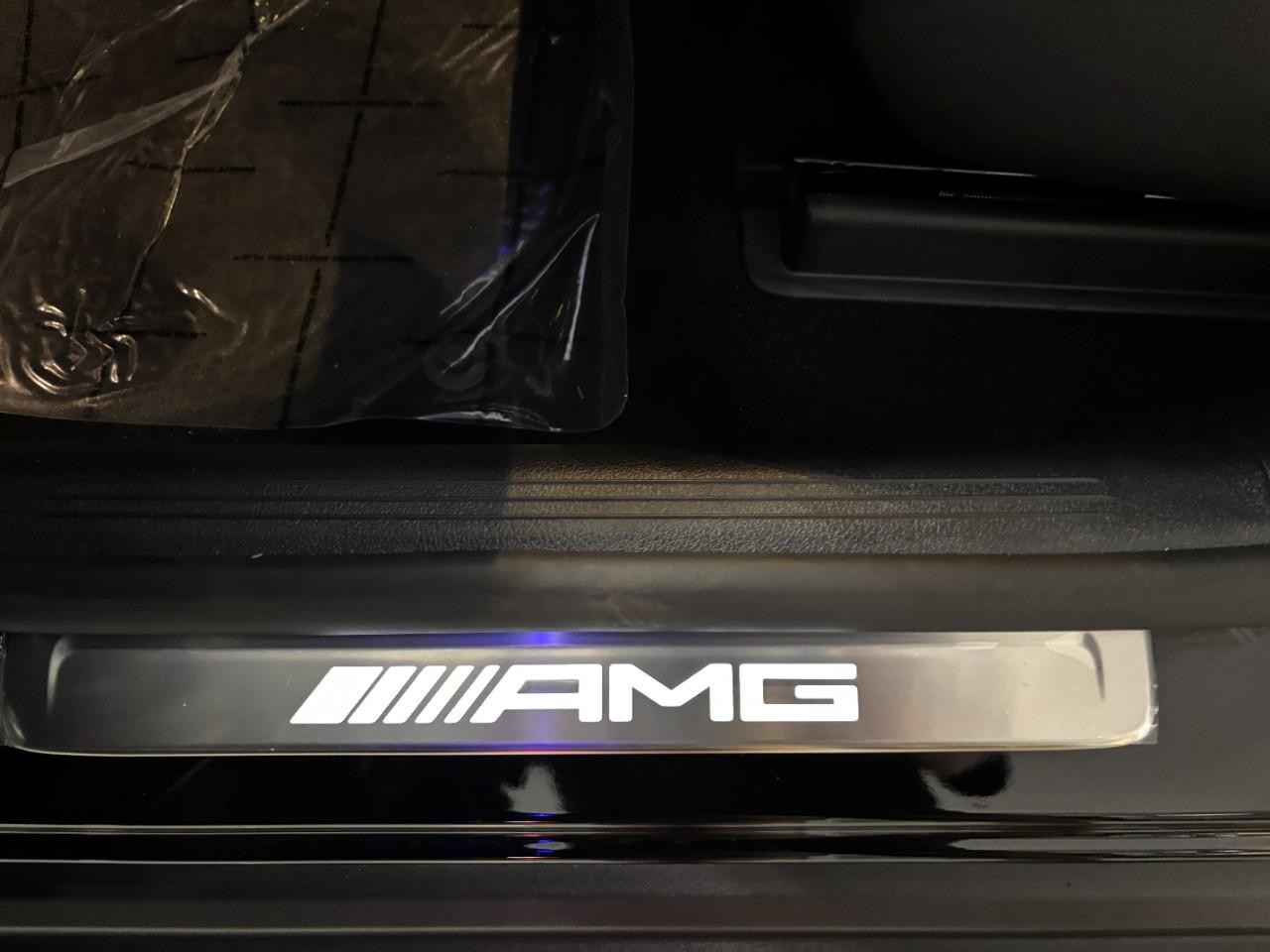 Mercedes-Benz GLC Vehicle Full-screen Gallery Image 35