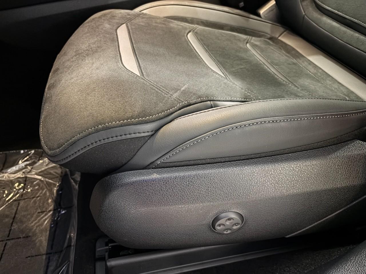 Mercedes-Benz GLC Vehicle Full-screen Gallery Image 36