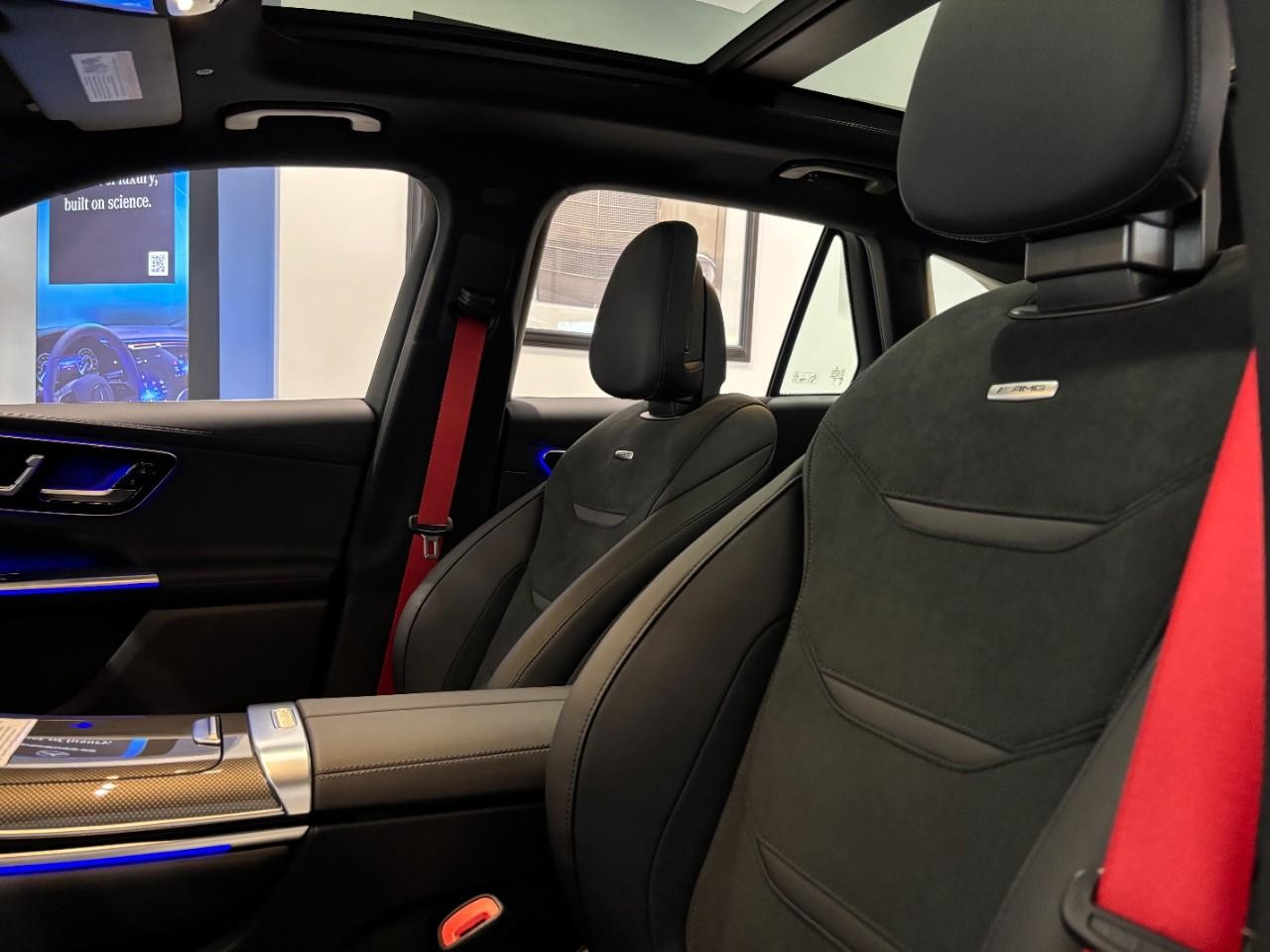 Mercedes-Benz GLC Vehicle Full-screen Gallery Image 37