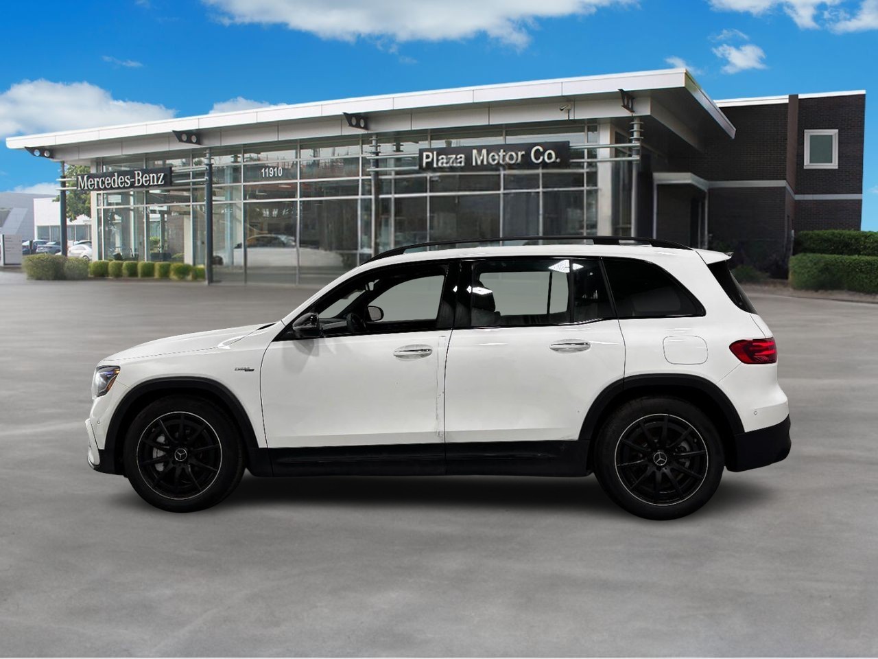 Mercedes-Benz GLB Vehicle Full-screen Gallery Image 2