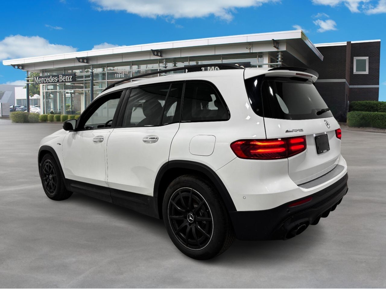 Mercedes-Benz GLB Vehicle Full-screen Gallery Image 3