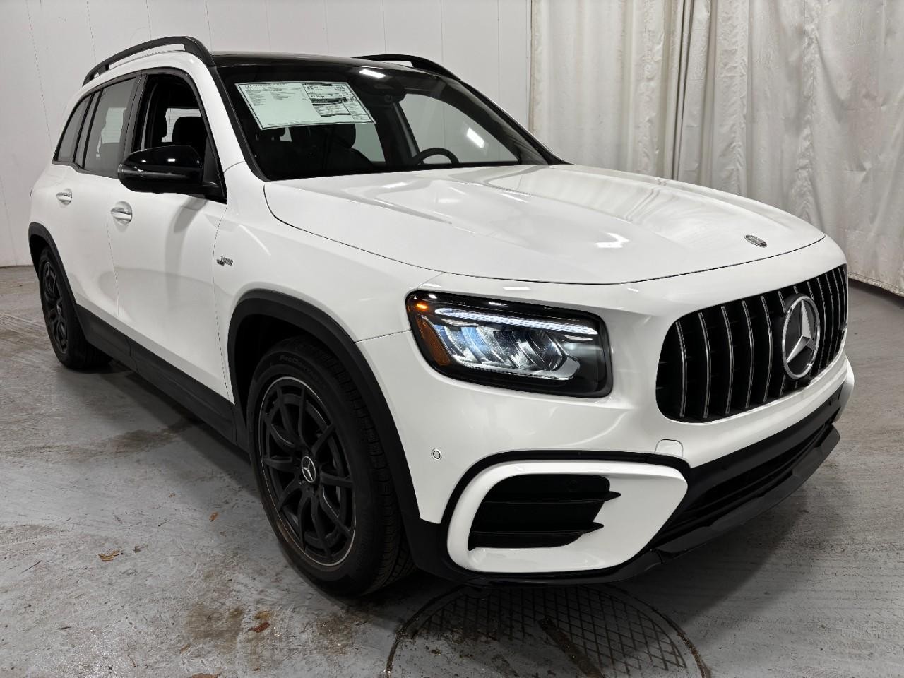 Mercedes-Benz GLB Vehicle Full-screen Gallery Image 6