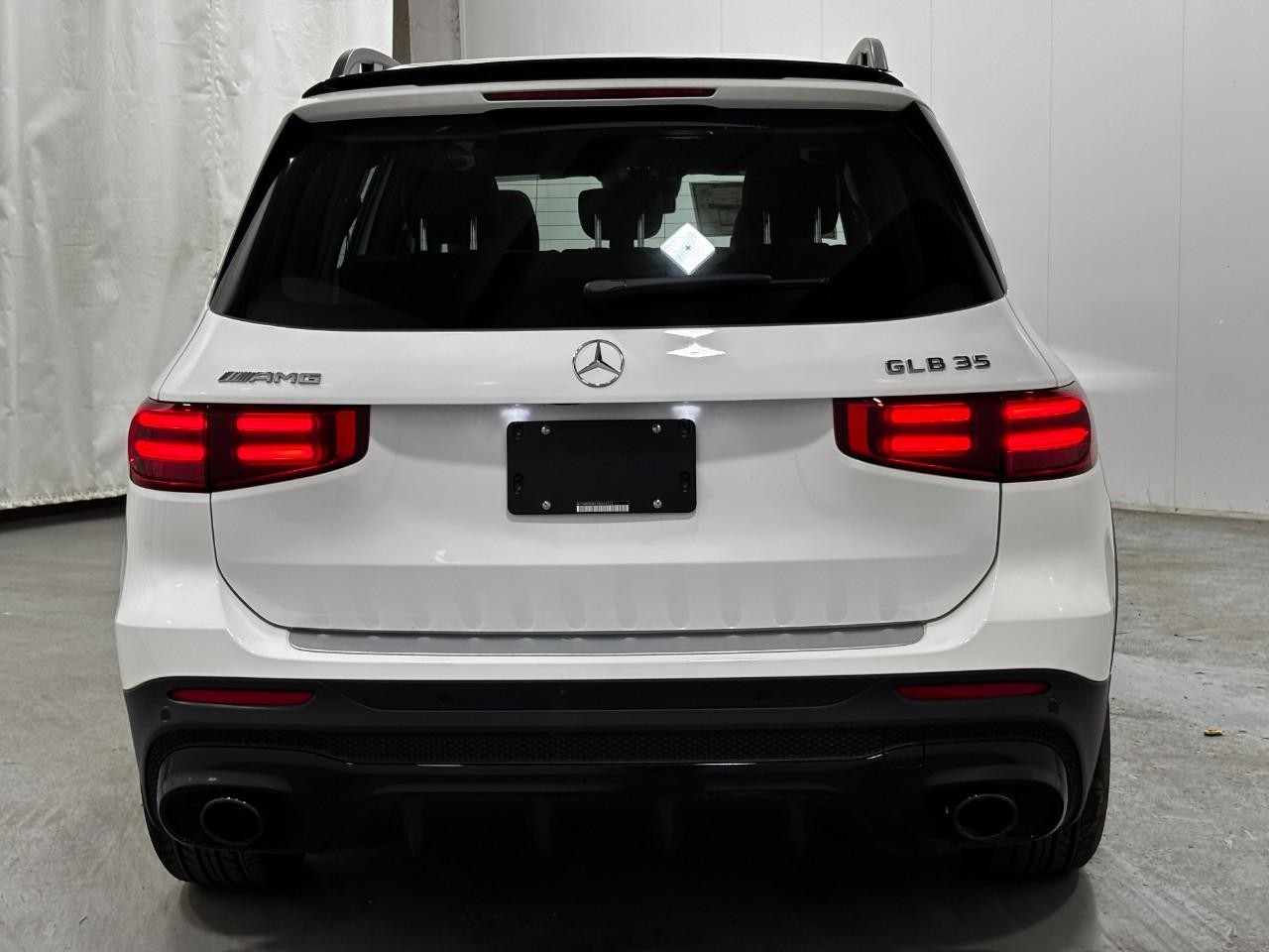 Mercedes-Benz GLB Vehicle Full-screen Gallery Image 10