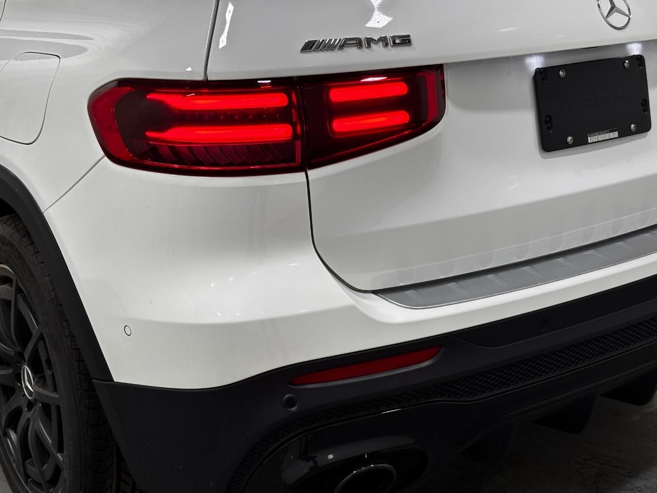 Mercedes-Benz GLB Vehicle Full-screen Gallery Image 11