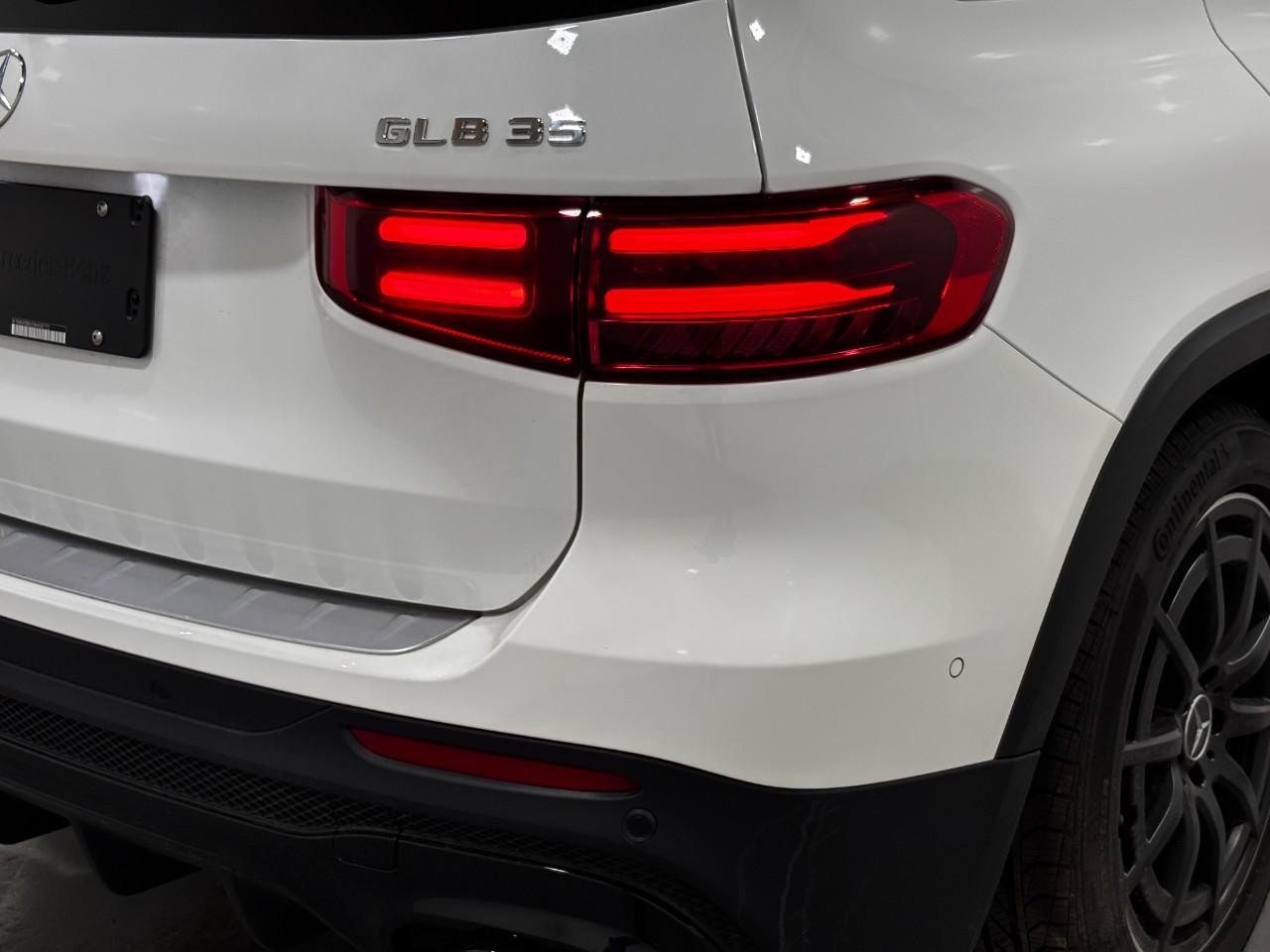 Mercedes-Benz GLB Vehicle Full-screen Gallery Image 12