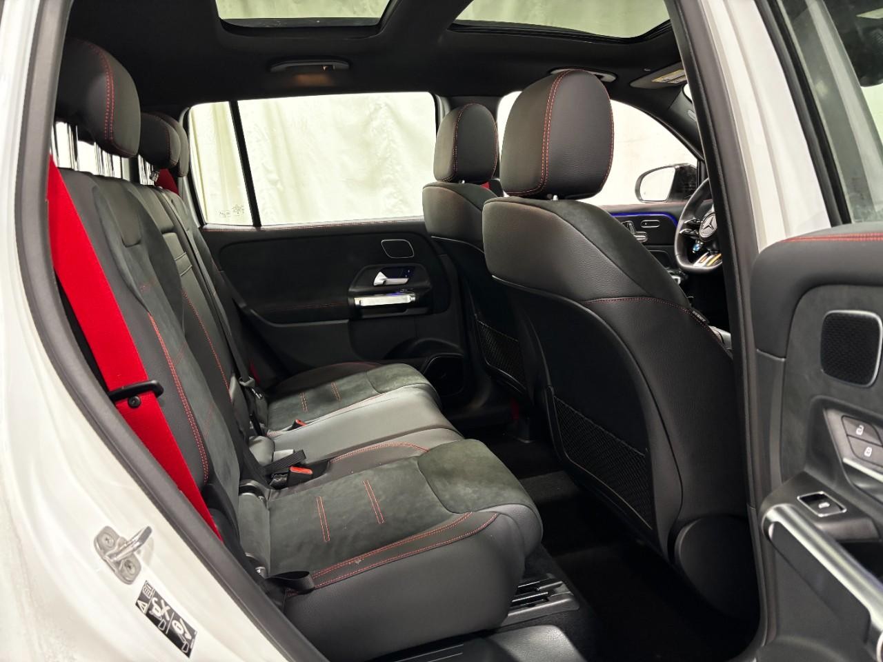 Mercedes-Benz GLB Vehicle Full-screen Gallery Image 13