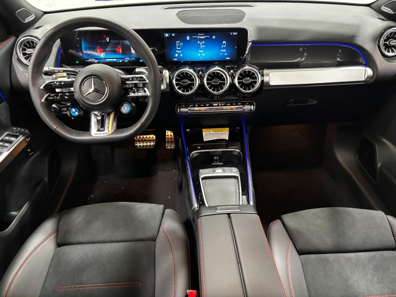 Mercedes-Benz GLB Vehicle Full-screen Gallery Image 14