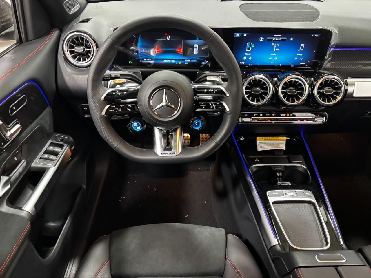 Mercedes-Benz GLB Vehicle Full-screen Gallery Image 15