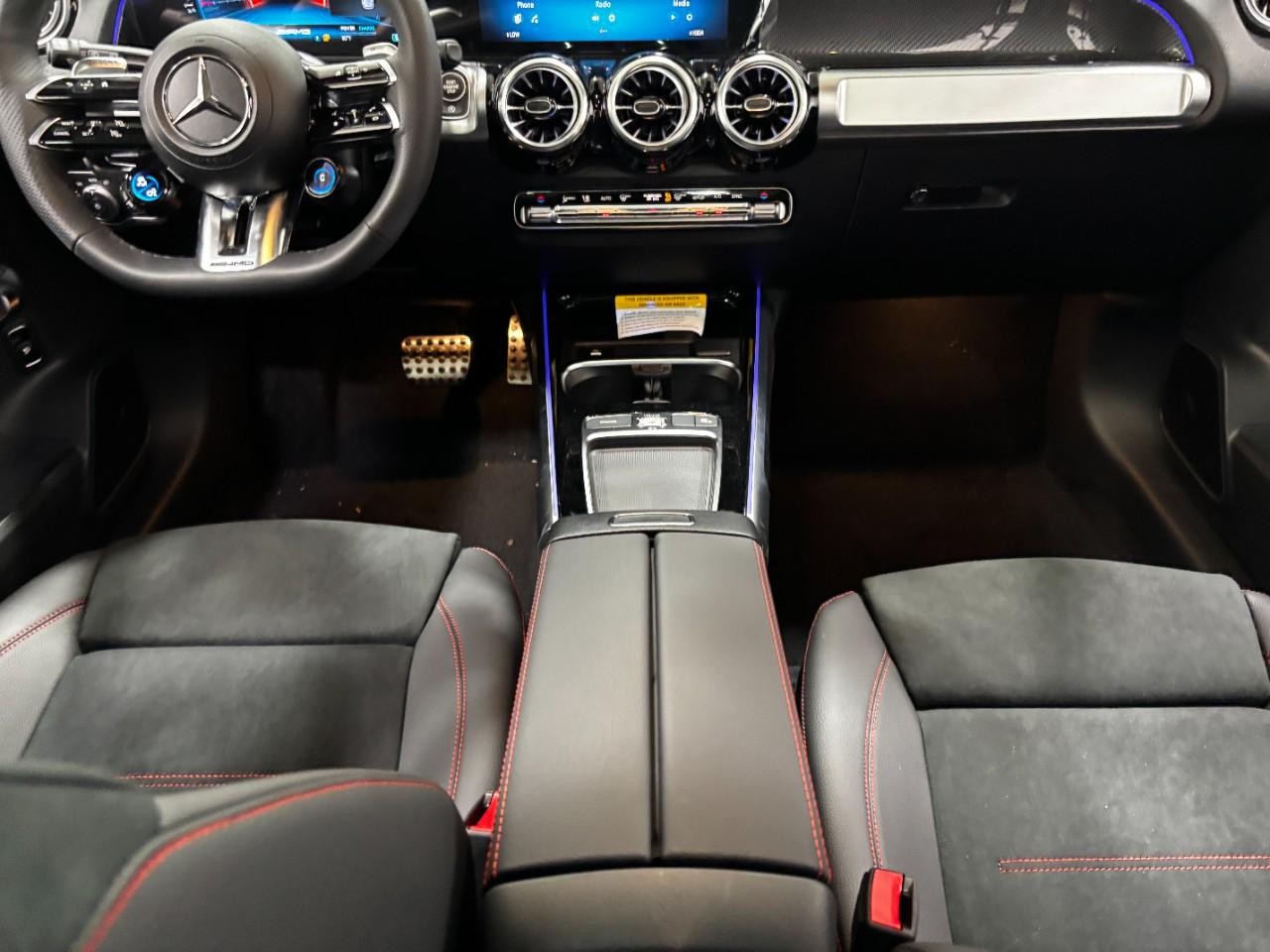 Mercedes-Benz GLB Vehicle Full-screen Gallery Image 17