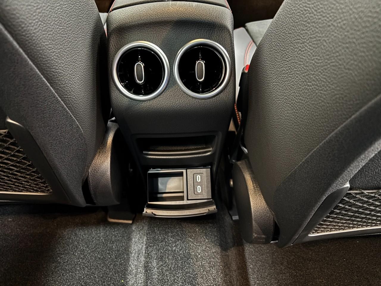 Mercedes-Benz GLB Vehicle Full-screen Gallery Image 18