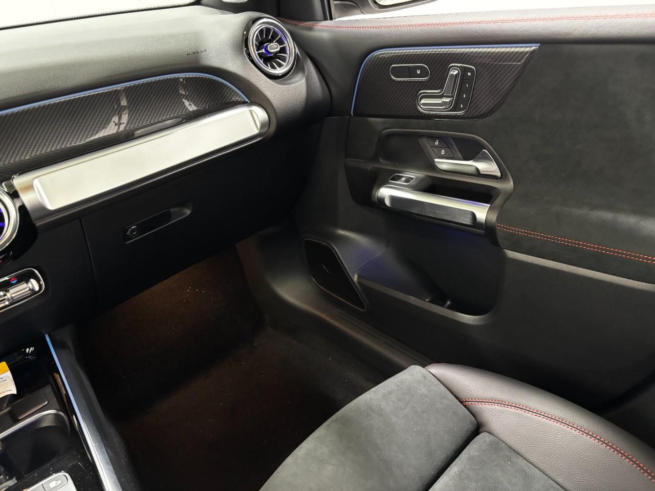 Mercedes-Benz GLB Vehicle Full-screen Gallery Image 19