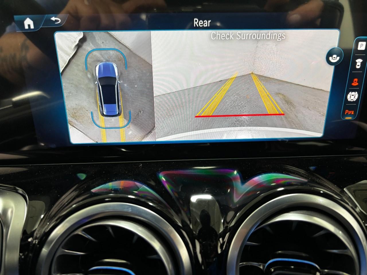 Mercedes-Benz GLB Vehicle Full-screen Gallery Image 28