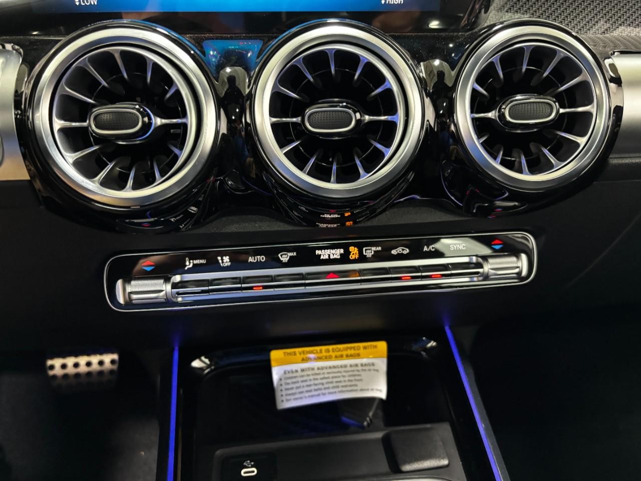 Mercedes-Benz GLB Vehicle Full-screen Gallery Image 29