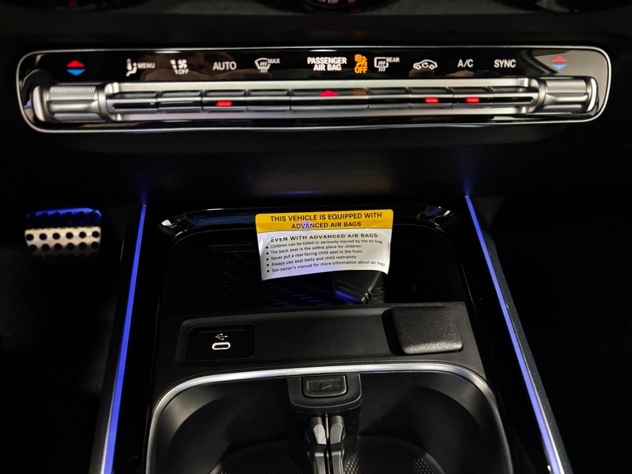 Mercedes-Benz GLB Vehicle Full-screen Gallery Image 30