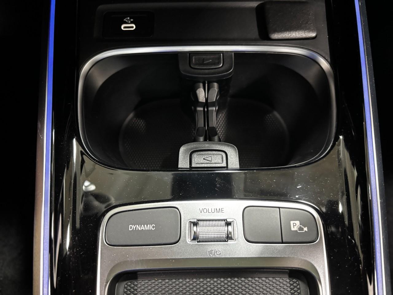 Mercedes-Benz GLB Vehicle Full-screen Gallery Image 31