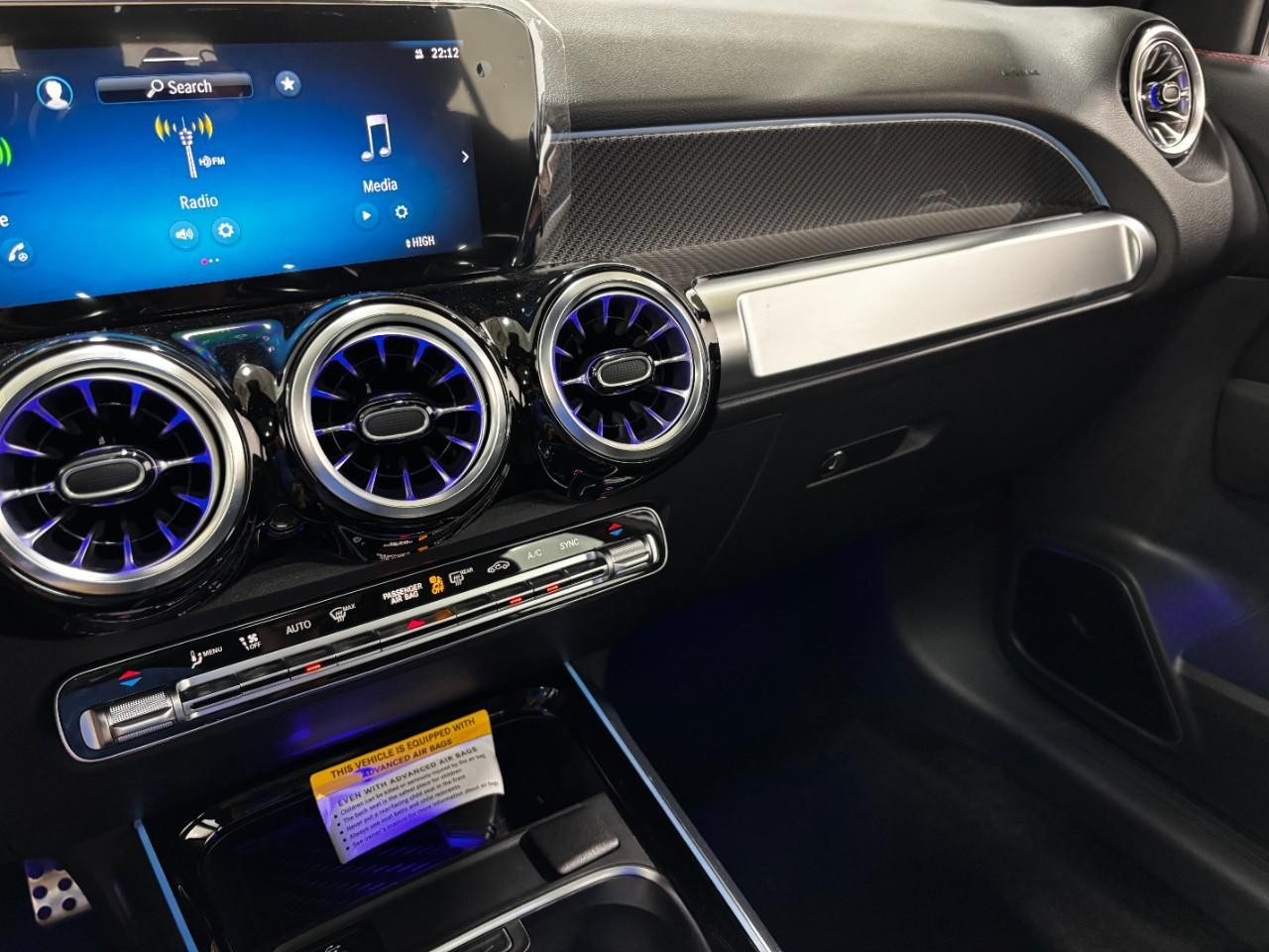 Mercedes-Benz GLB Vehicle Full-screen Gallery Image 33