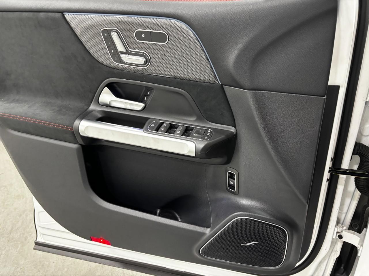 Mercedes-Benz GLB Vehicle Full-screen Gallery Image 35