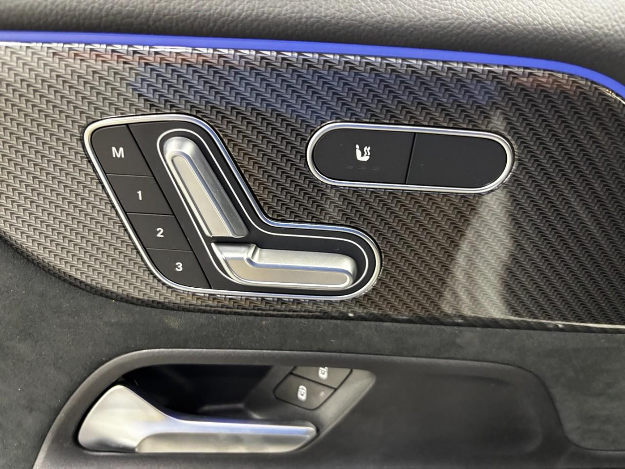 Mercedes-Benz GLB Vehicle Full-screen Gallery Image 36