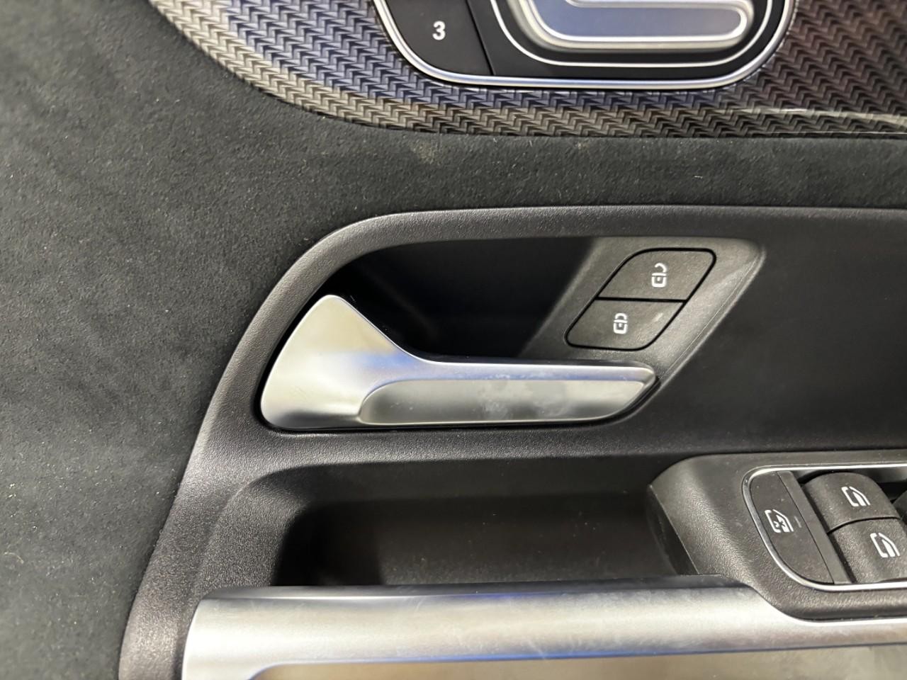 Mercedes-Benz GLB Vehicle Full-screen Gallery Image 37