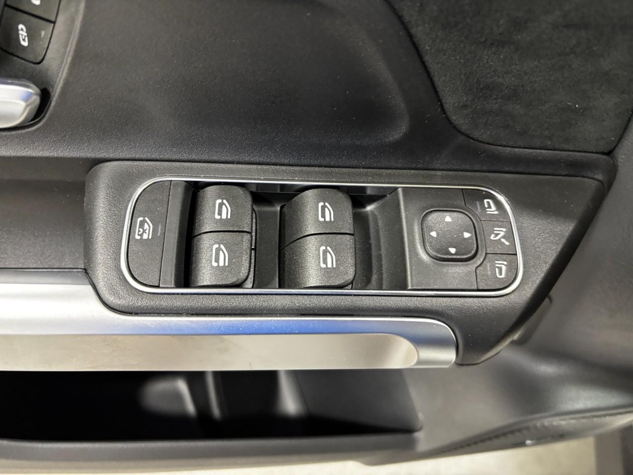 Mercedes-Benz GLB Vehicle Full-screen Gallery Image 38