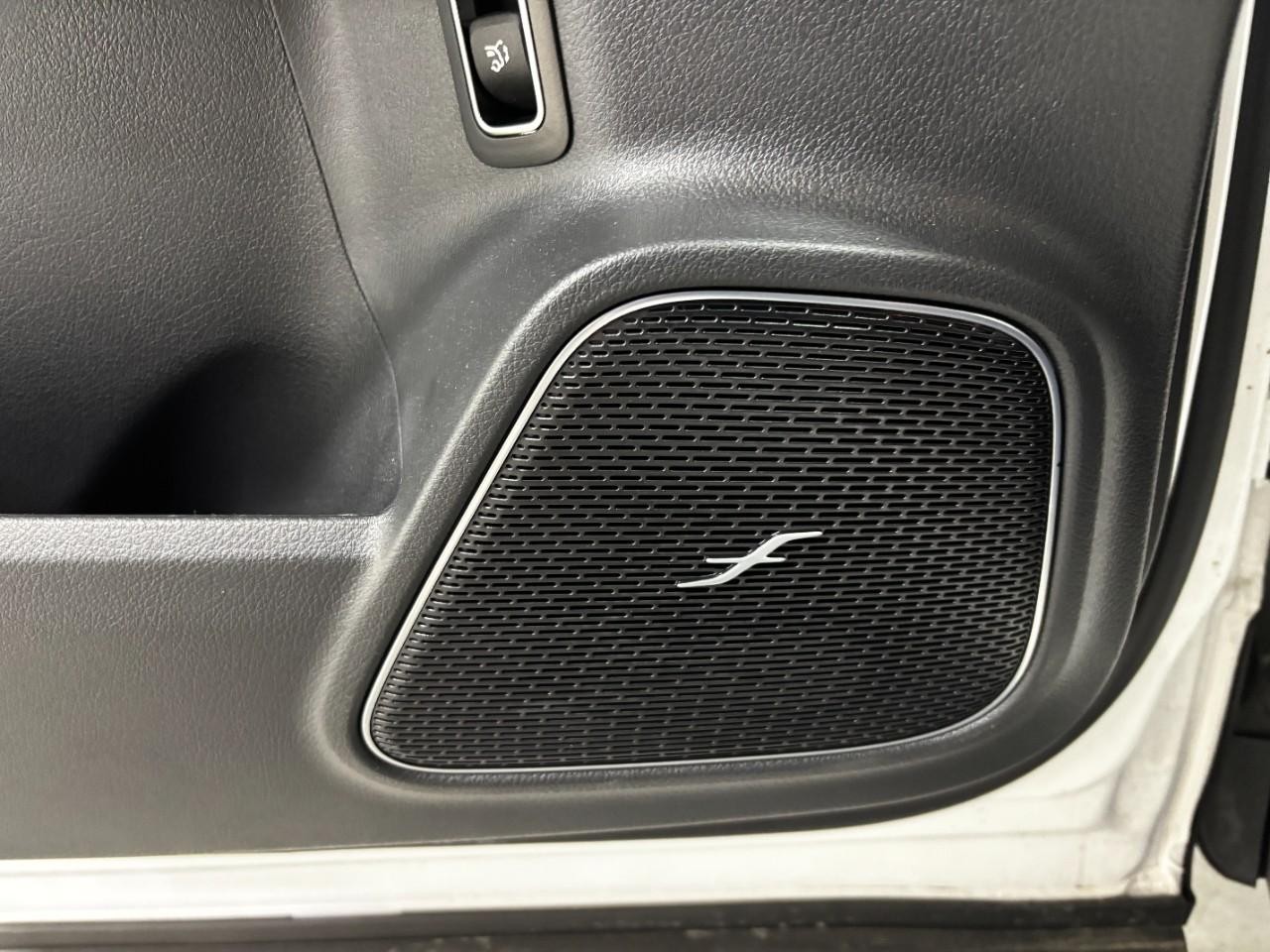 Mercedes-Benz GLB Vehicle Full-screen Gallery Image 39