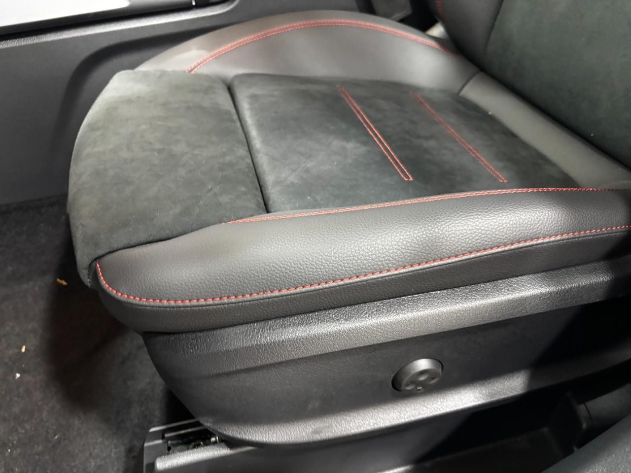 Mercedes-Benz GLB Vehicle Full-screen Gallery Image 41