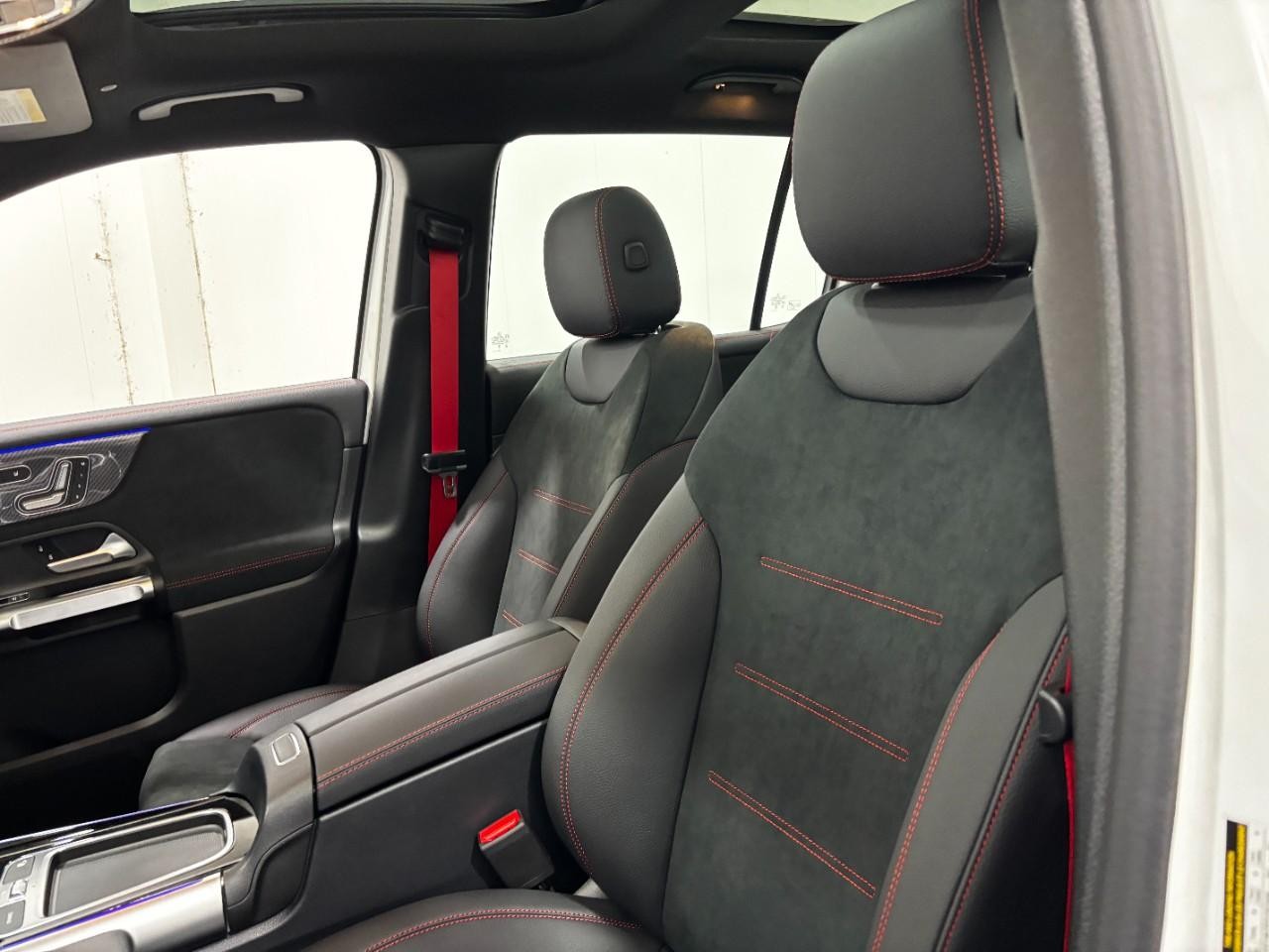 Mercedes-Benz GLB Vehicle Full-screen Gallery Image 42