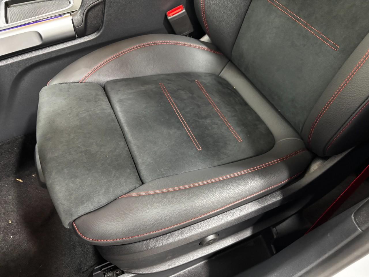 Mercedes-Benz GLB Vehicle Full-screen Gallery Image 43