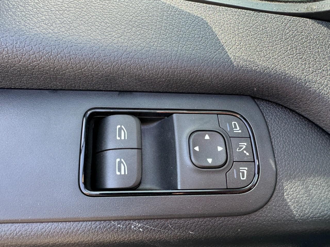 Mercedes-Benz Sprinter Cargo Van Vehicle Full-screen Gallery Image 23