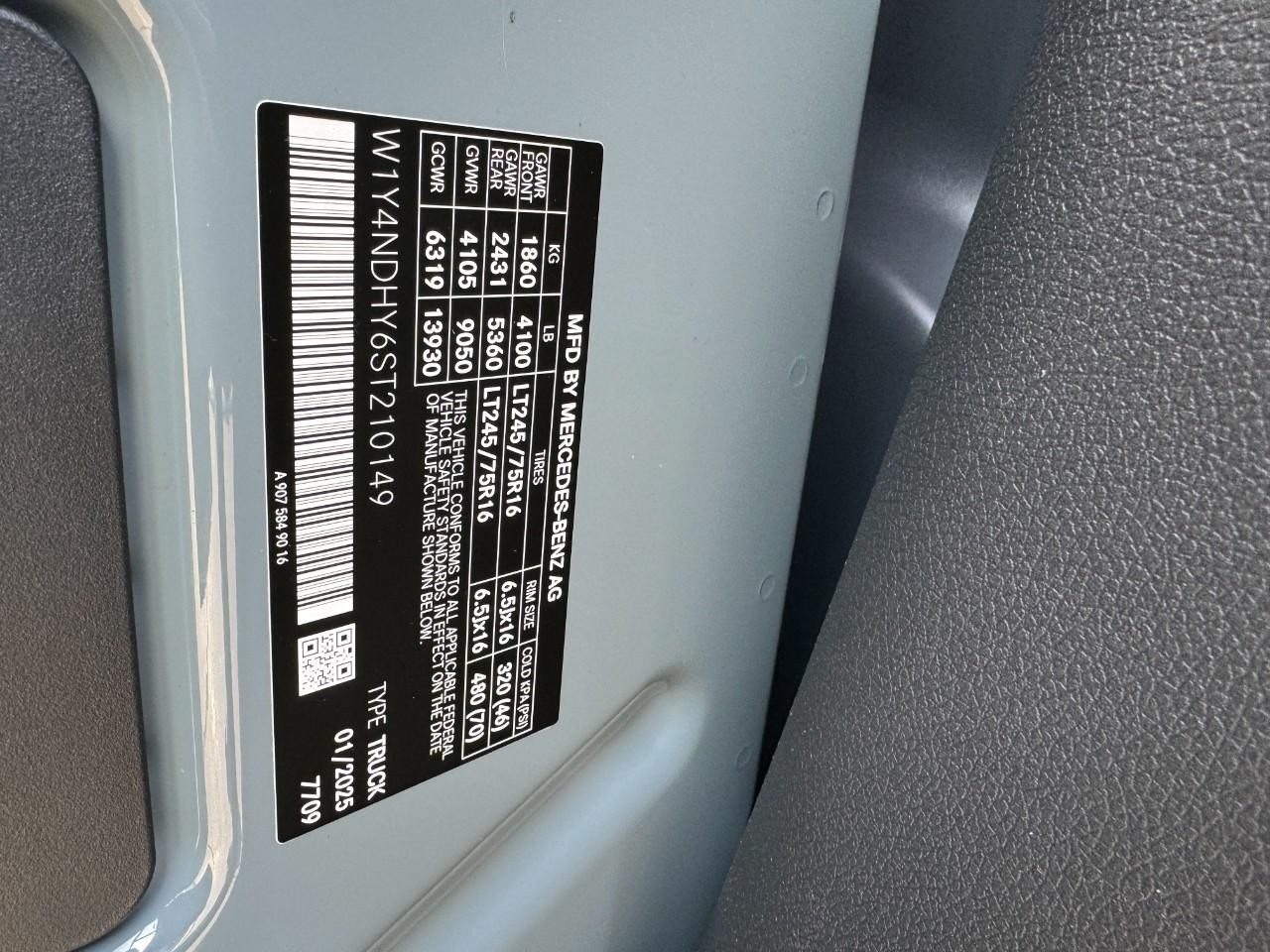 Mercedes-Benz Sprinter Cargo Van Vehicle Full-screen Gallery Image 33