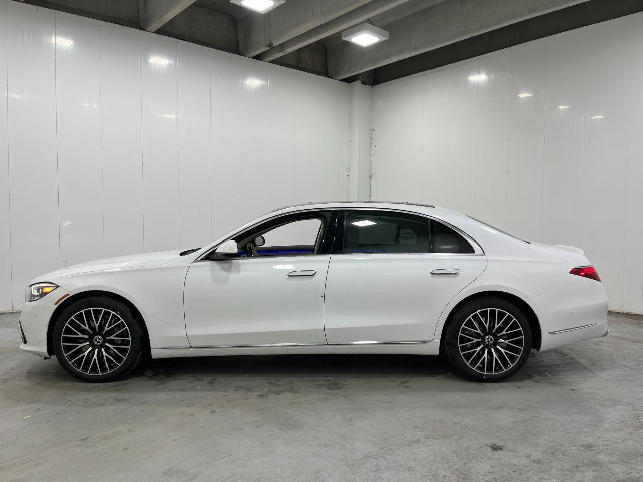 Mercedes-Benz S-Class Vehicle Full-screen Gallery Image 2