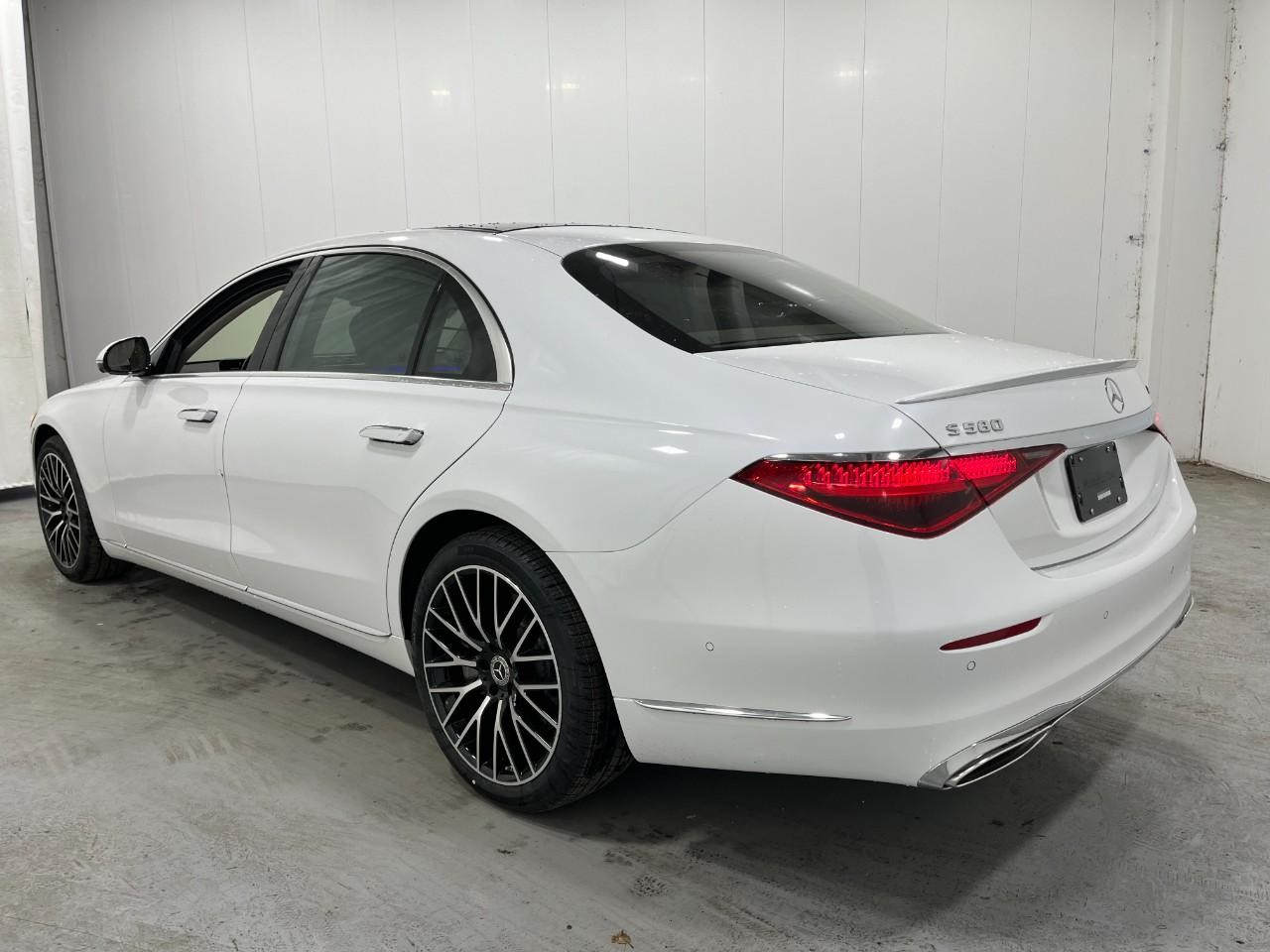 Mercedes-Benz S-Class Vehicle Full-screen Gallery Image 3