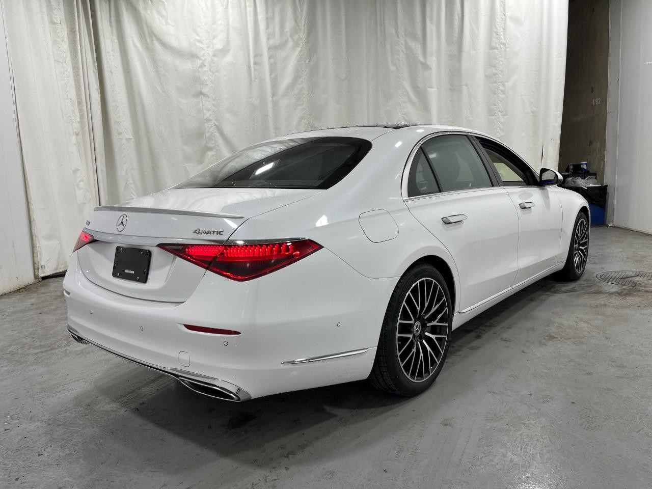 Mercedes-Benz S-Class Vehicle Full-screen Gallery Image 4