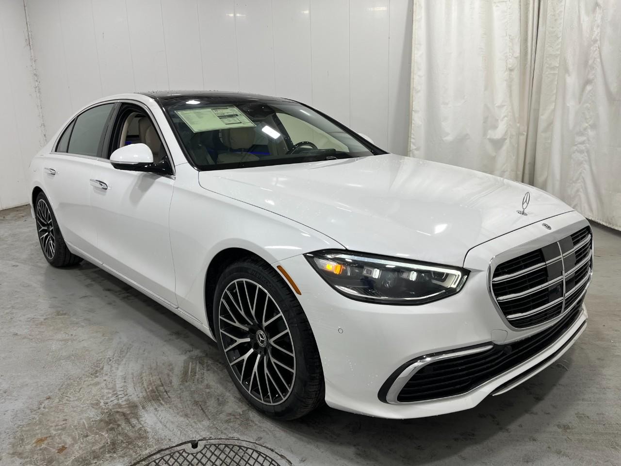 Mercedes-Benz S-Class Vehicle Full-screen Gallery Image 6